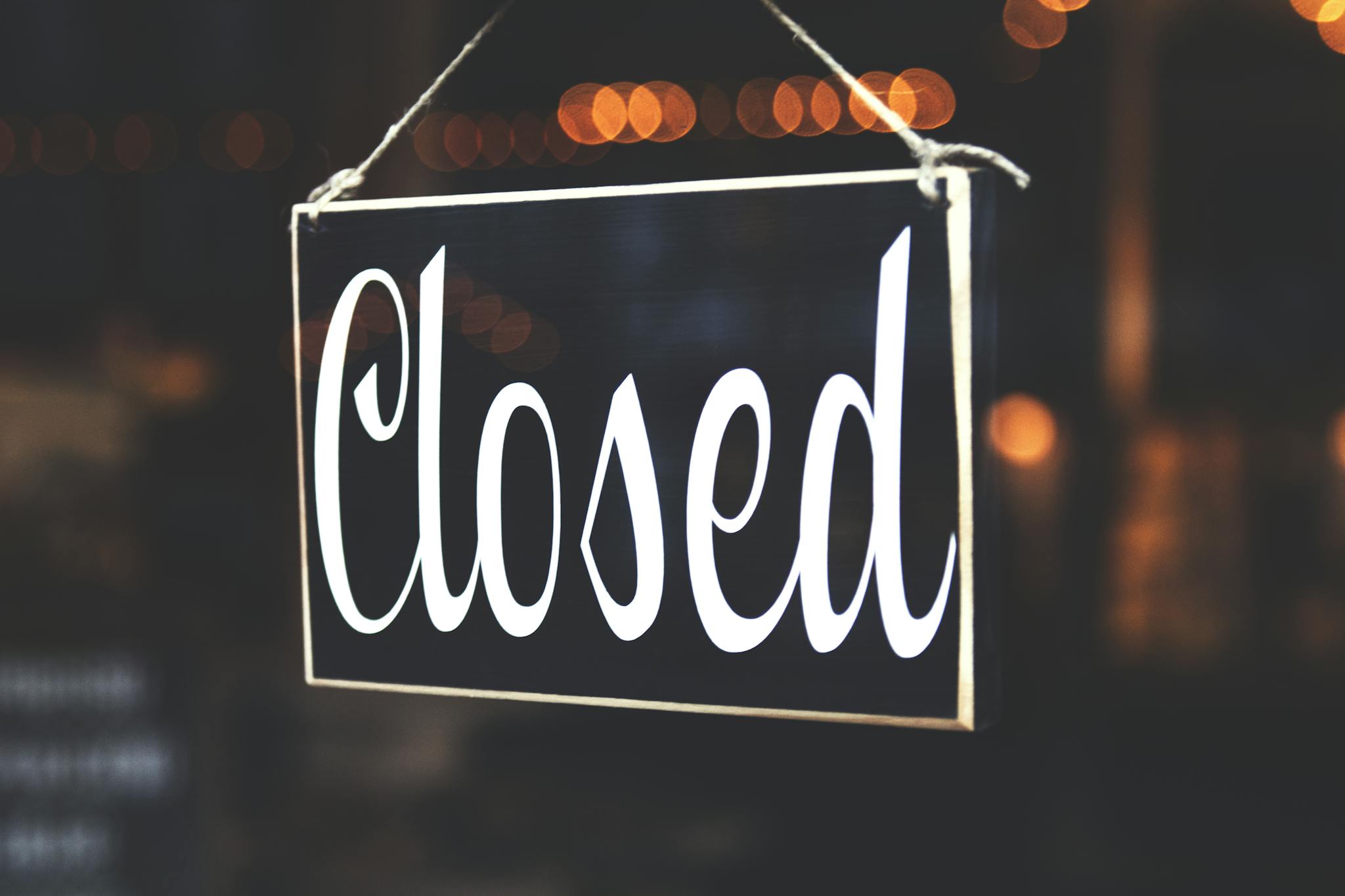 Selective Focus Photography of Closed Signage